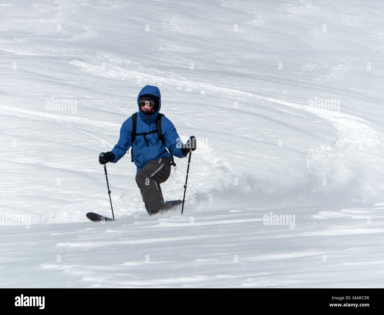 Dans l'homme telemark ski dans les Alpes en poudre Banque D'Images