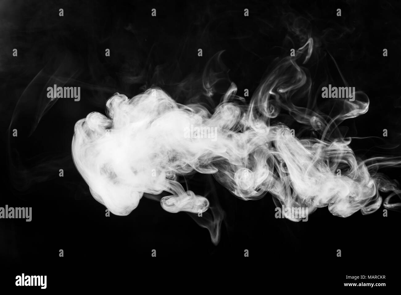 La fumée blanche épaisse sur un arrière-plan noir isolé. Contexte de la fumée de vape Banque D'Images