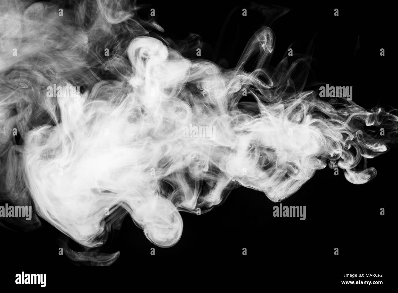 Nuage de fumée blanche sur un fond noir isolé. Contexte de la fumée de vape Banque D'Images