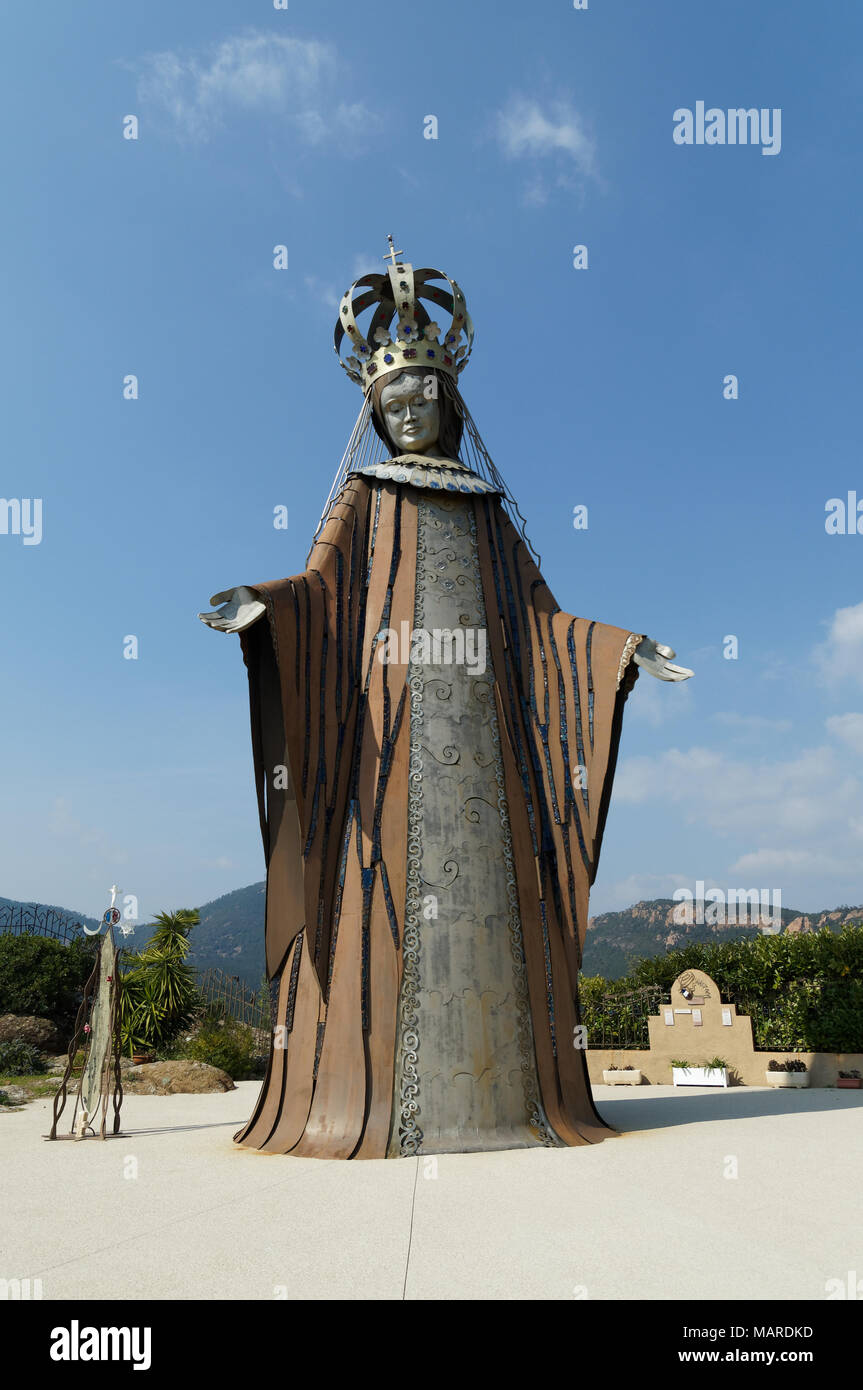 Notre Dame d'Afrique : au coeur de l'Esterel sur la côte d'Azur, une statue de 13 mètres de haut avec un sanctuaire à la recherche à l'horizon sur la mer. Banque D'Images