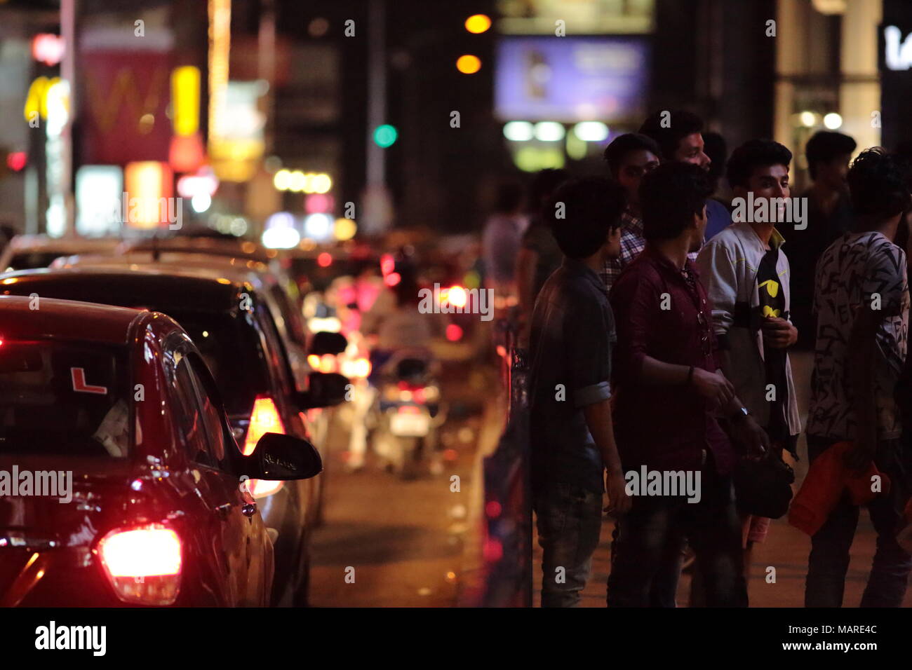 Bangalore, Inde - le 16 octobre 2016 : scène de nuit de mouvement du trafic et la foule dans les heures de pointe à Brigade Road, Bangalore. Banque D'Images