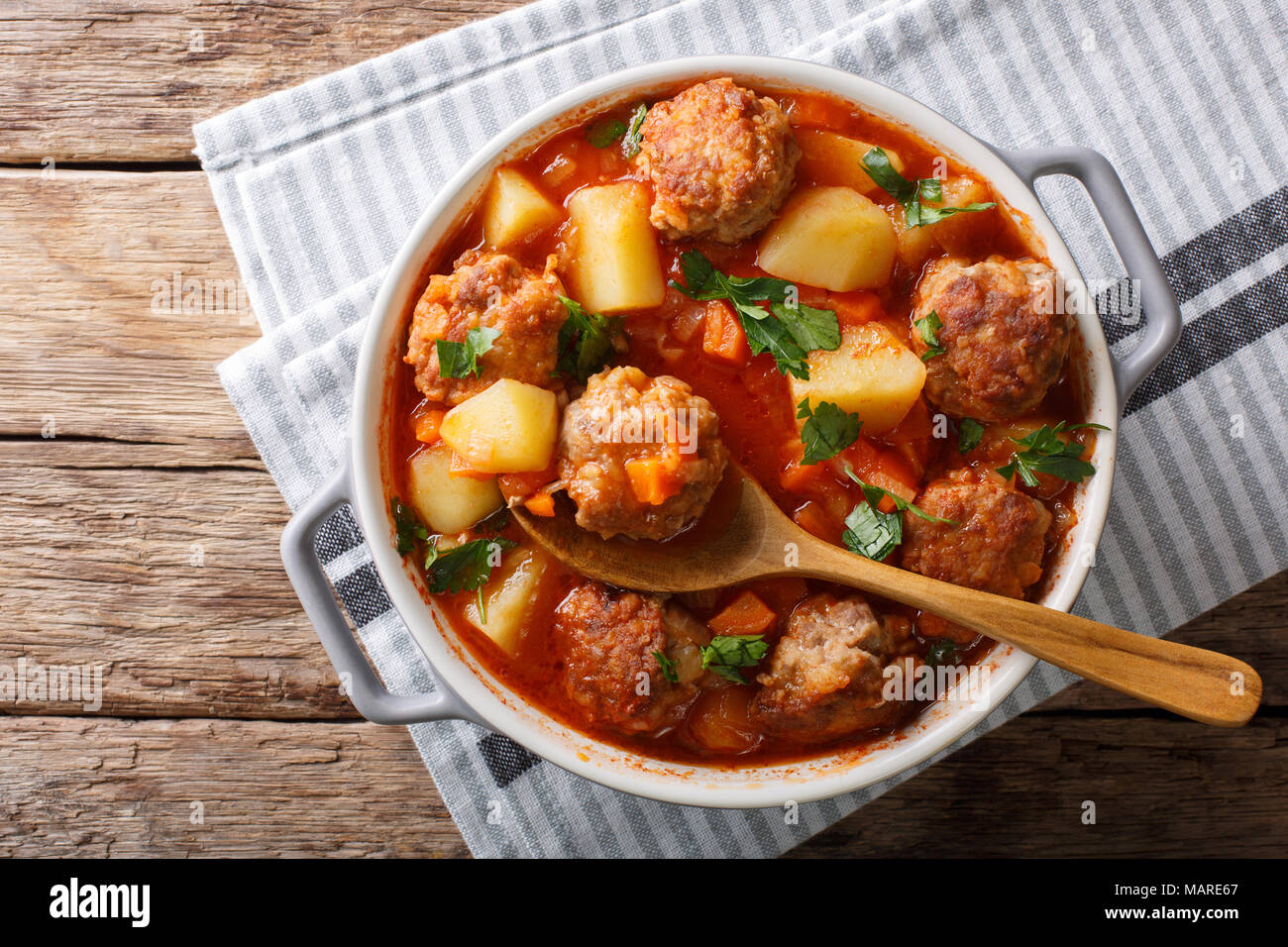 Ragoût chaud avec légumes soupe de boulettes en sauce tomate libre dans un pot sur la table. haut horizontale Vue de dessus Banque D'Images
