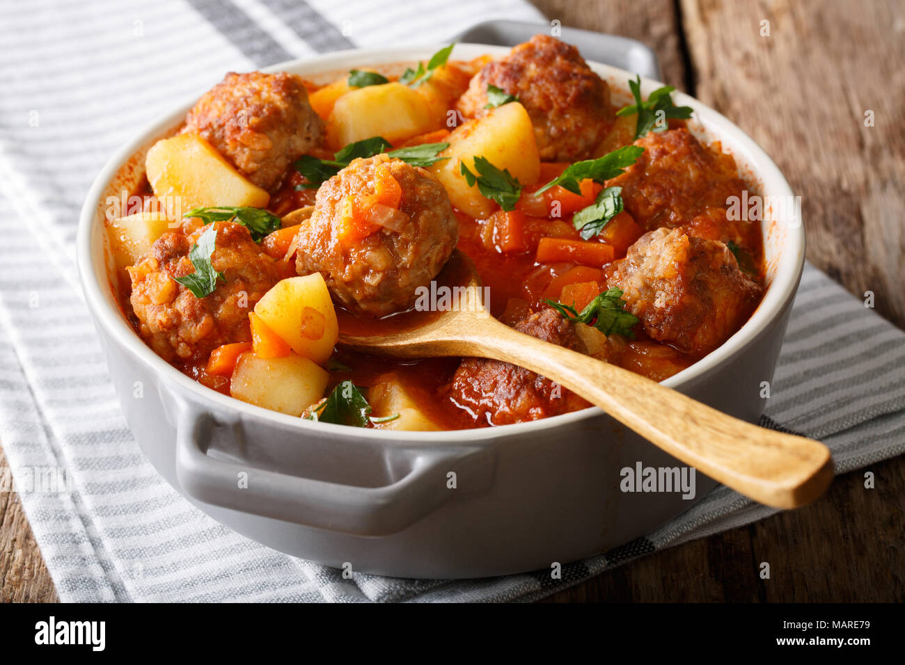 Ragoût chaud avec légumes soupe de boulettes en sauce tomate libre dans un pot sur la table horizontale. Banque D'Images