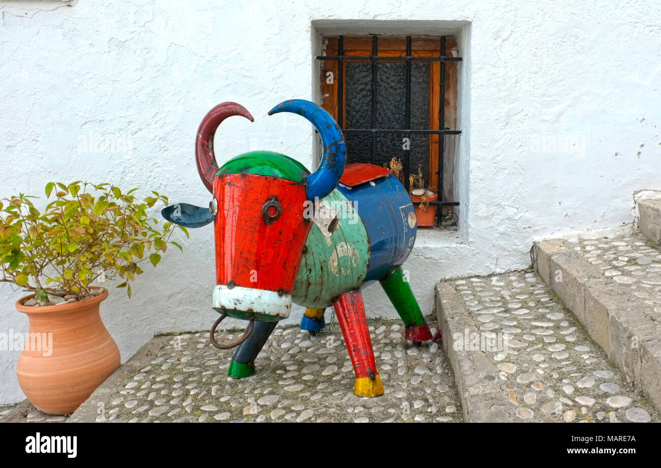 Une sculpture d'un taureau fabriqué à partir d'objets trouvés, vu à l'extérieur d'une maison à Altea, Alicante, Espagne Banque D'Images