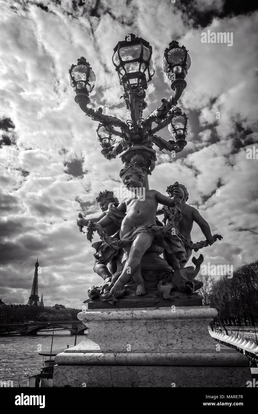 Lanterne de la rue allant de l'année 1900 sur le pont Alexandre III, de la Seine et de la Tour Eiffel, Paris, France, la photographie noir et blanc Banque D'Images