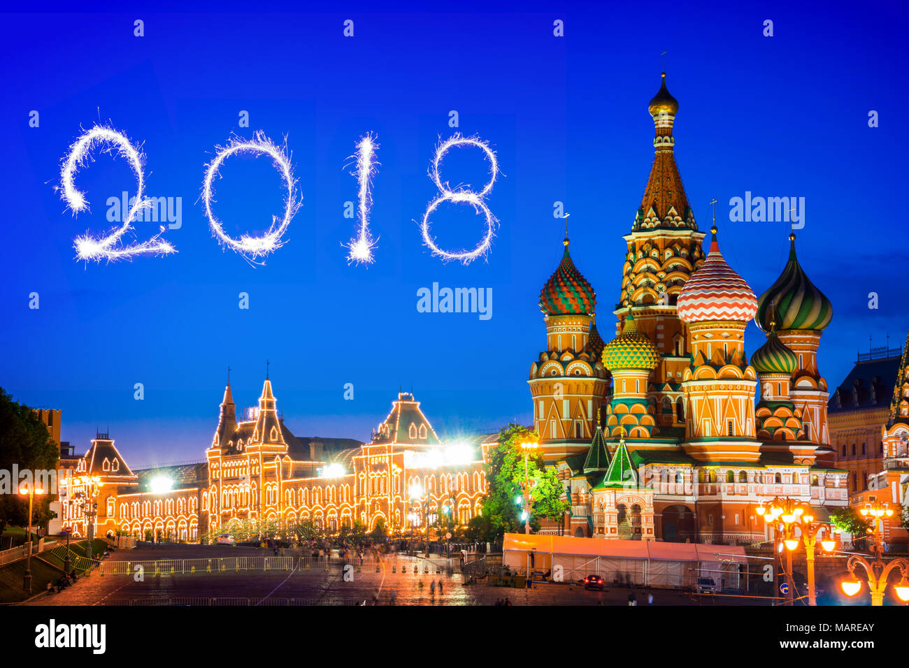 La cathédrale St Basile sur la Place Rouge de nuit, feux d'artifice 2018, Moscou, Russie Banque D'Images