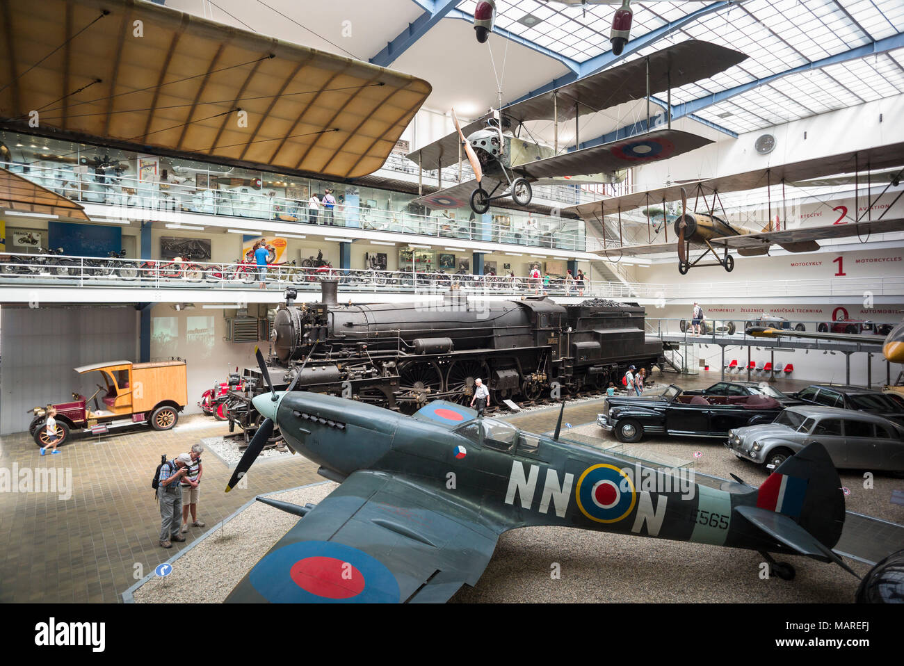 Prague. République tchèque. Spitfire, intérieur de la NTM Musée Technique National (Národní technické muzeum). Le premier plan est le Spi Supermarine britannique Banque D'Images