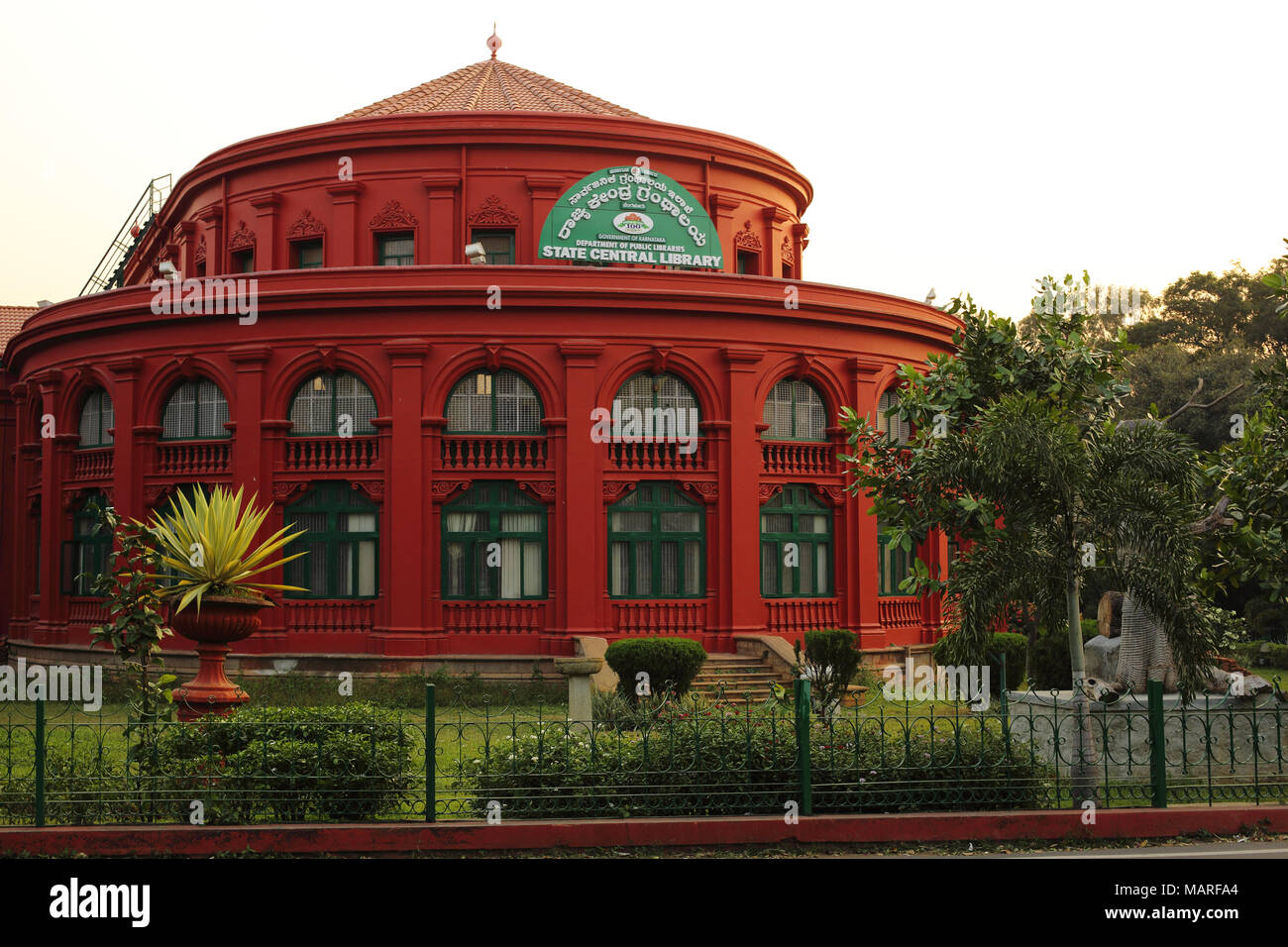 Bangalore, Inde - le 19 octobre 2016 : une vue de côté de la bibliothèque centrale de l'État, un bâtiment rouge en style néo-classique, se présente comme un établissement emblématique. Banque D'Images