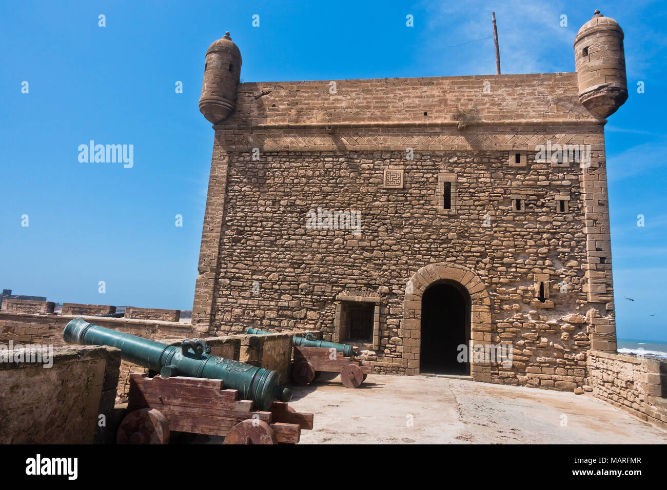 Vieux canons sur les remparts de la vieille forteresse Portugaise Sqala du port à Essaouira, Maroc Banque D'Images