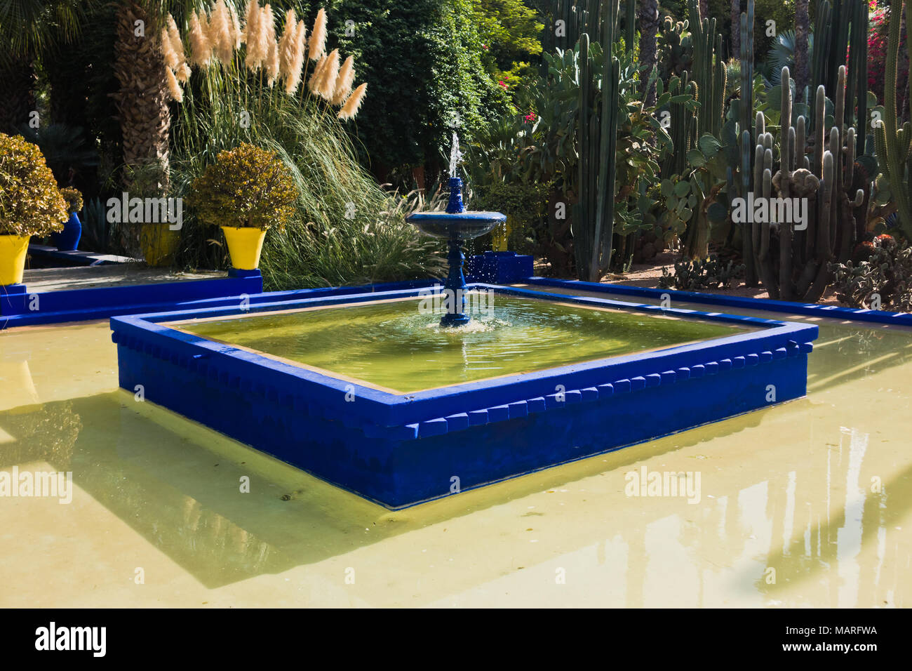 Fontaine avec une petite piscine au coucher du soleil au jardin Majorelle, Marrakech, Maroc Banque D'Images