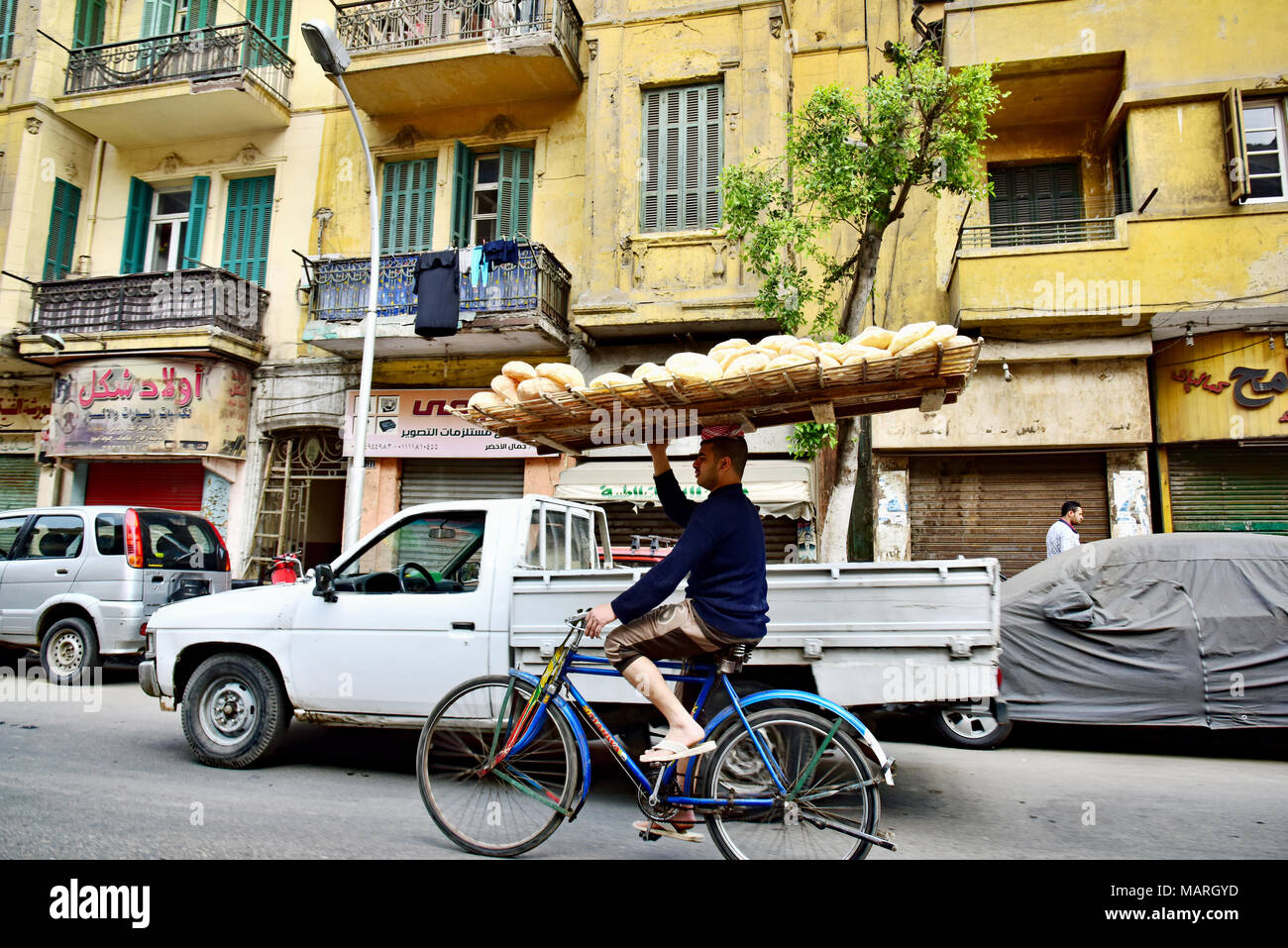 La prestation de l'homme en vélo sur du pain une longue rue du Caire. Un  exploit impressionnant compte tenu de la circulation, et l'équilibre.Photo  prise à partir d'un taxi au Caire, Égypte