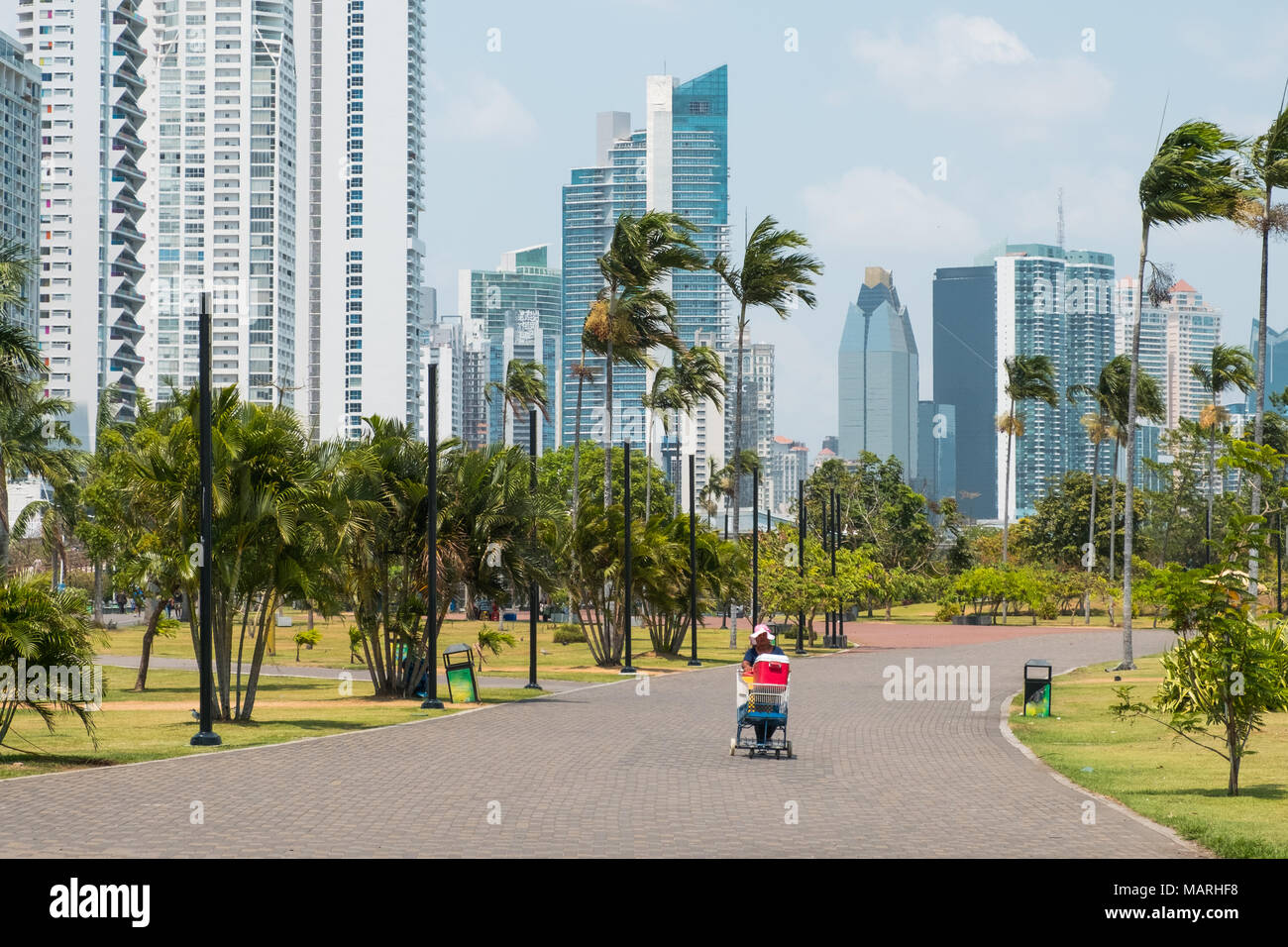 La ville de Panama, Panama - mars 2018 : Vendeur de boissons en parc public avec des toits de la ville à l'autre, promenade dans la ville de Panama Banque D'Images