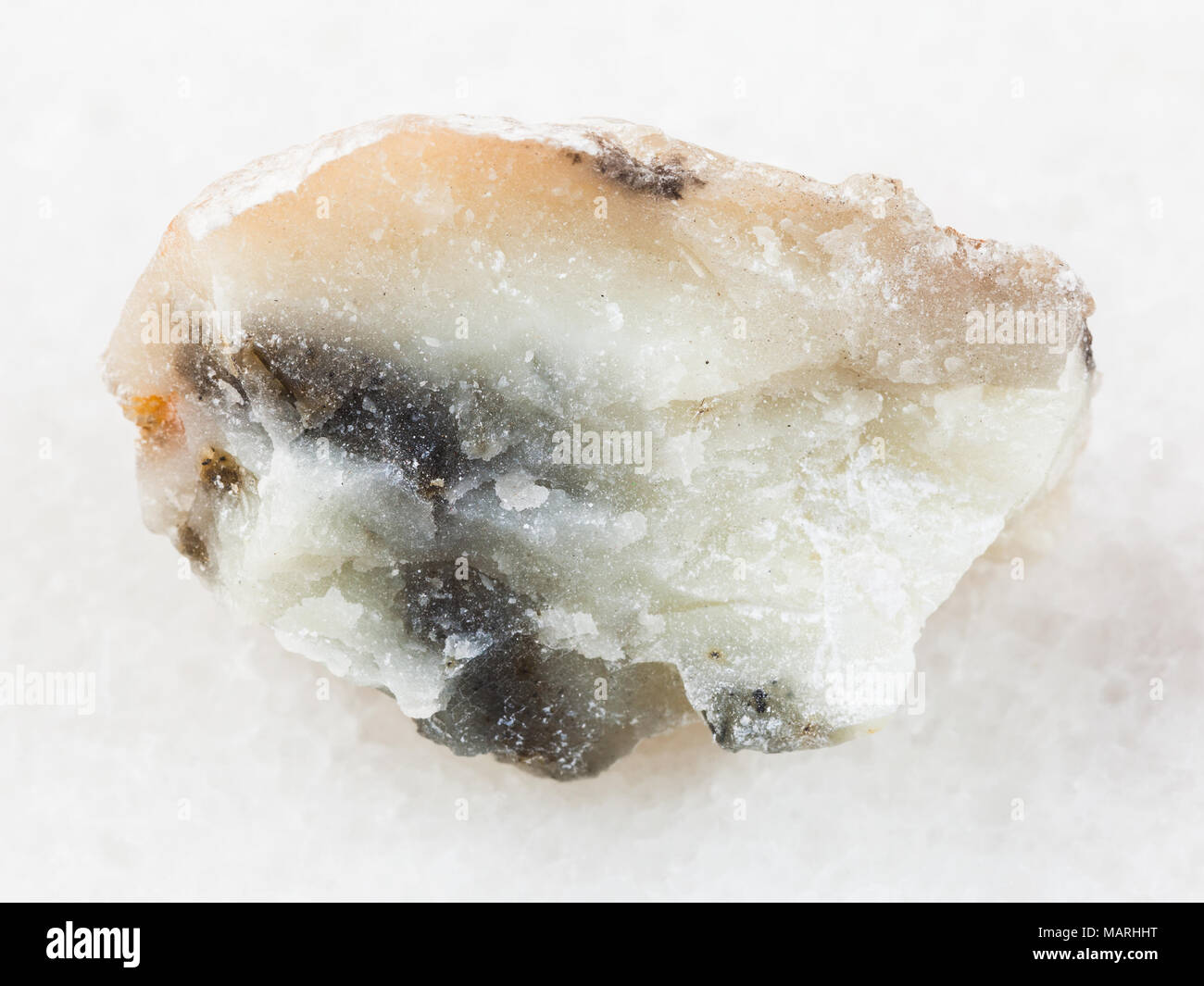 La prise de vue macro des eaux minérales naturelles et des spécimens de roches rugueuses - pierre de talc sur fond de marbre blanc à partir de la région d'Irkoutsk Banque D'Images