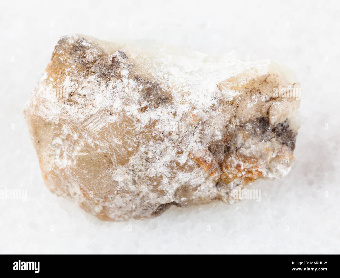 La prise de vue macro des eaux minérales naturelles rock specimen - morceau de pierre de talc sur fond de marbre blanc à partir de la région d'Irkoutsk Banque D'Images