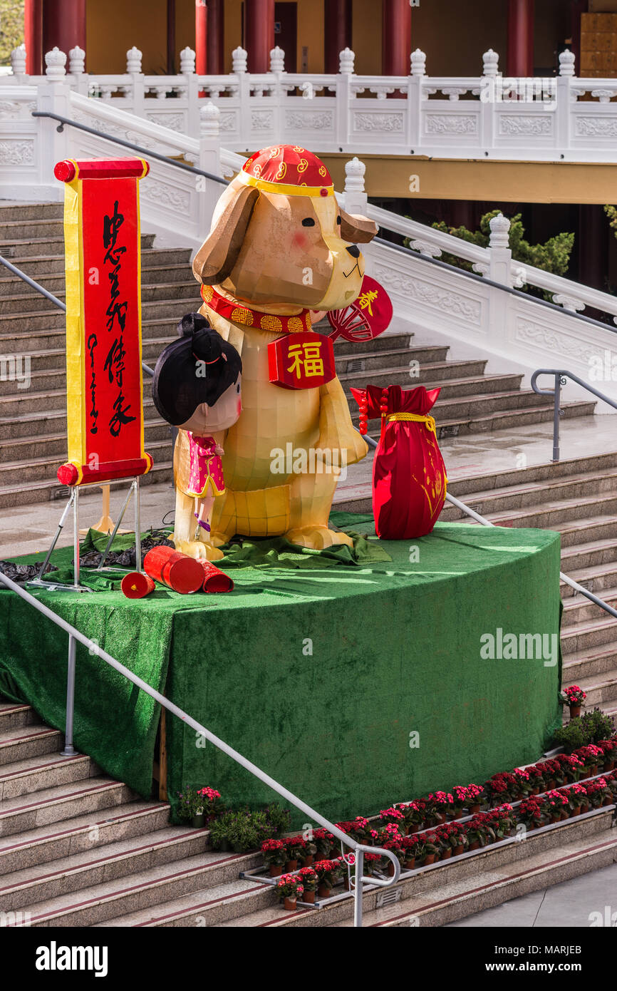 Hacienda Heights, Californie, USA - Le 23 mars 2018 : année du Chien poupée en papier l'affichage à l'Hsi Lai Temple Bouddhiste. Une partie de la construction et de l'escalier dans Banque D'Images