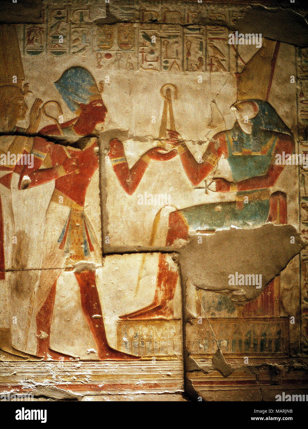 Mur panneau représentant Sety I et Horus, Abydos, Egypte Banque D'Images
