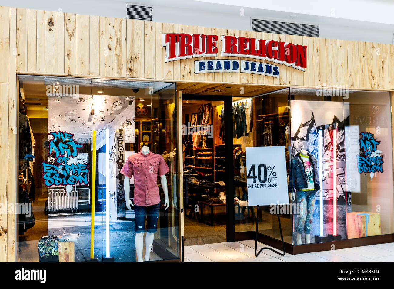 Indianapolis - Circa Avril 2018 : True Religion jeans de marque  l'emplacement du centre commercial de vente au détail. La vraie religion  vend des vêtements haut de gamme et a déposé son