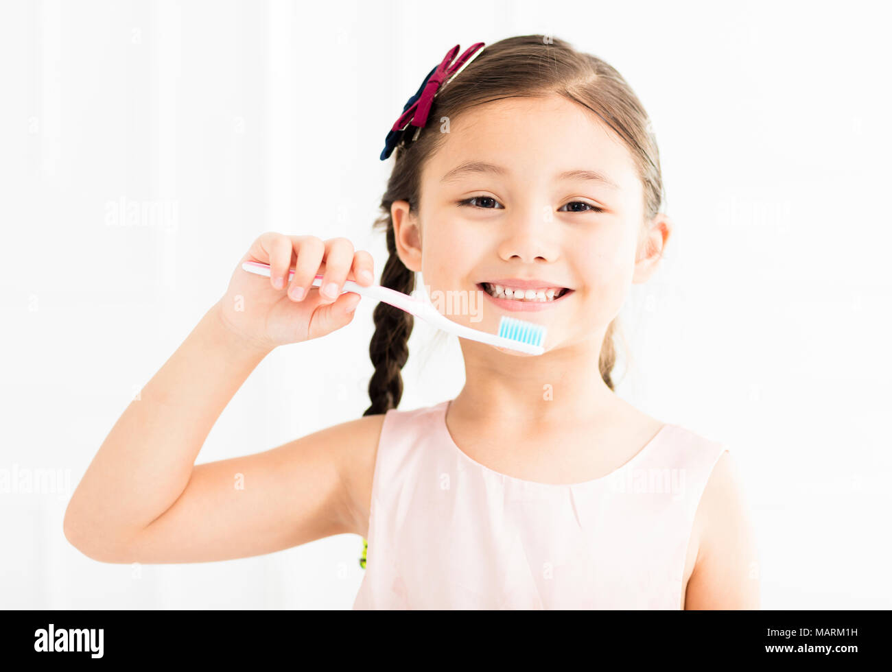 Happy little girl se brosser les dents Banque D'Images