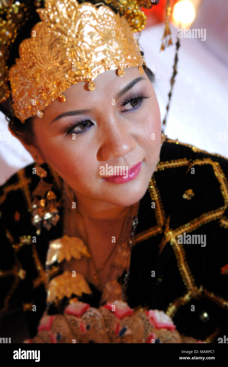 Malay mariée avec leur robe de mariage Banque D'Images