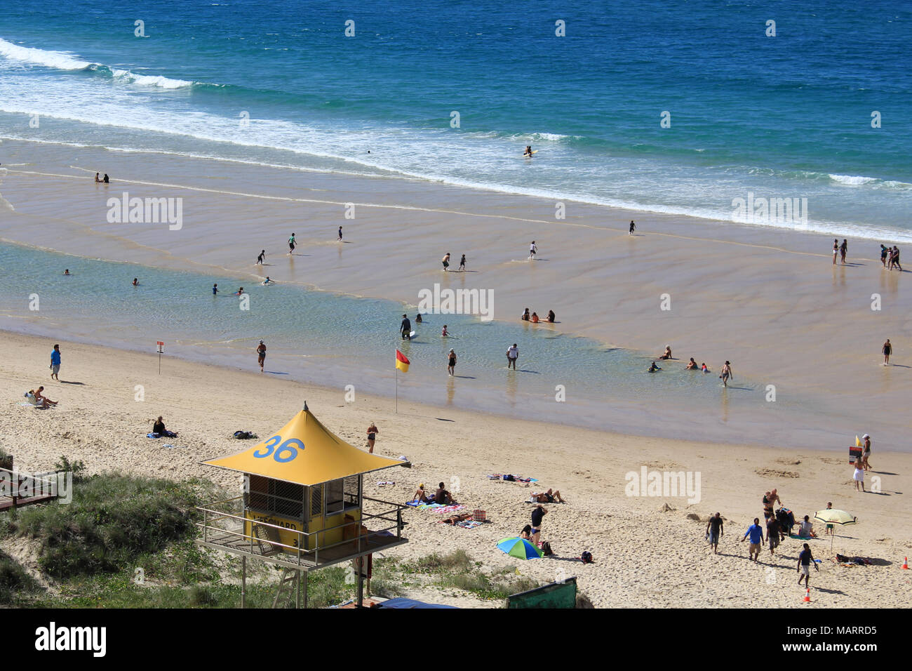 La tour de surveillance de la plage n° 36 à Staghorn ave des sauveteurs, Surfers Paradise Surf Life Saving Club. Les vacanciers profitant de la plage. Banque D'Images