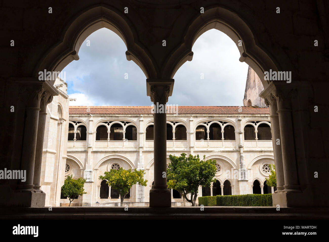 Le monastère de Alcobaça, Portugal. Vues de la Claustro de D. Dinis (Cloître du roi Denis) à travers une fenêtre. Un site du patrimoine mondial depuis 1997 Banque D'Images