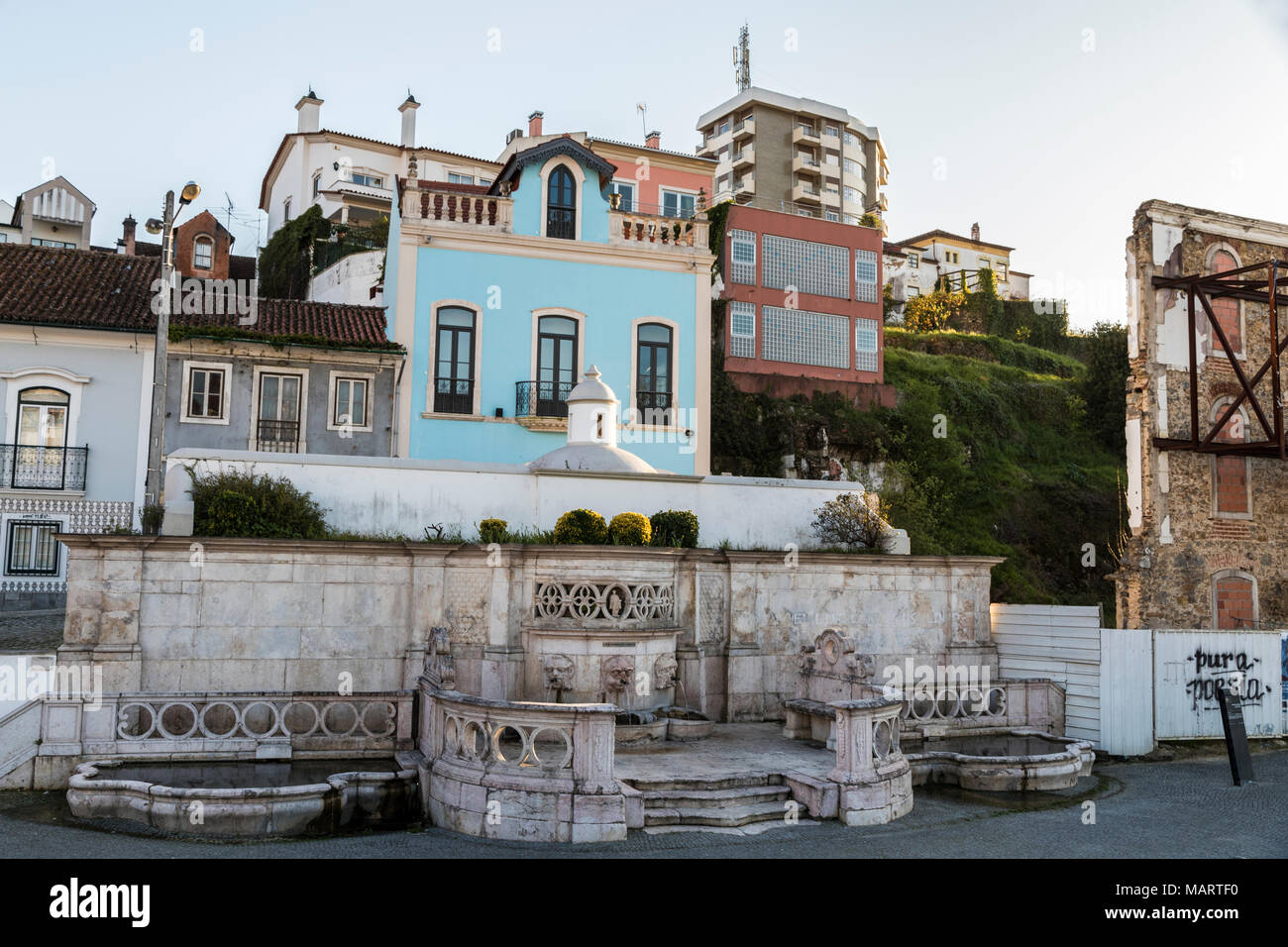 Leiria, Portugal. Le fonte das 3 bicas, aussi appelée la fonte das Carrancas ou la Chafariz Grande, un emblématique fontaine dans la vieille ville de Leiria Banque D'Images