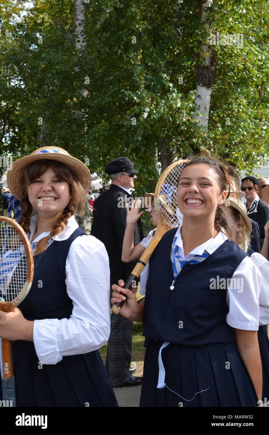 Deux jeunes femmes vêtues de l'uniforme scolaire au Goodwood Revival 2014. Banque D'Images
