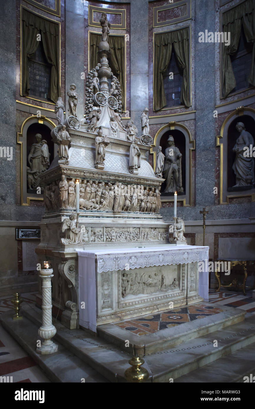 Arca di San Domenico (culte de Saint Dominique) dans la Basilique San Domenico (Basilica di San Domenico) à Bologne, Emilie-Romagne, Italie. Le sarcophage a été sculpté par le sculpteur du début de la Renaissance italienne Nicola Pisano (1267). Le couronnement par le sculpteur italien de la Renaissance Niccolò dell'Arca a été sculpté à partir de 1469 à 1494. La statue de l'Ange tenant le chandelier dans le droit a été sculpté par le sculpteur italien de la Renaissance Michel-Ange Buonarroti (1495). Banque D'Images