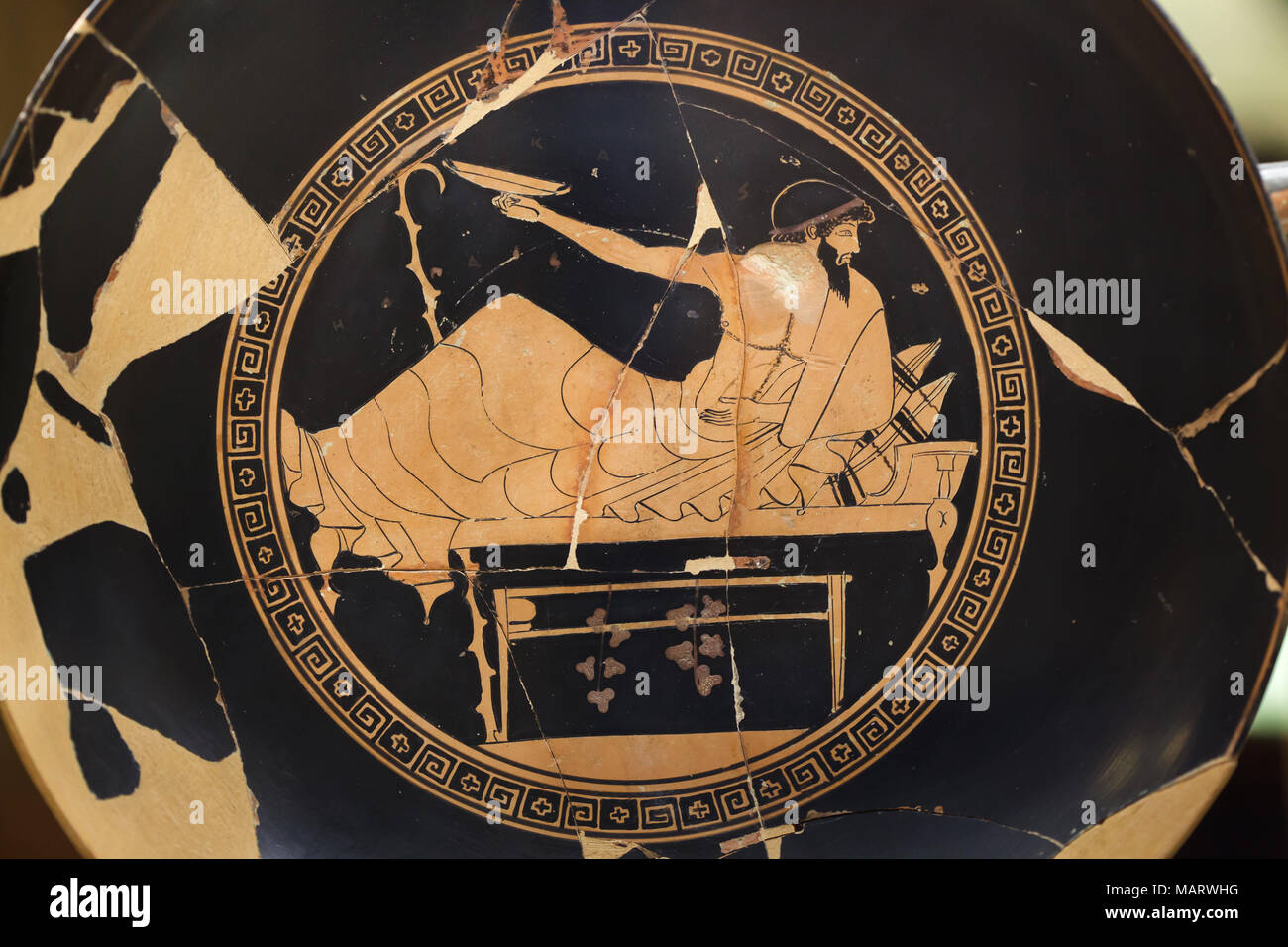 Homme barbu couchée sur le kline durant le symposium. Grenier-rouge figure kylix peint par le peintre Douris date de vers 480 av. J.-C. trouvé dans Chiusi sur l'affichage dans le Museo Archeologico Nazionale (Musée Archéologique National) à Florence, Toscane, Italie. Banque D'Images