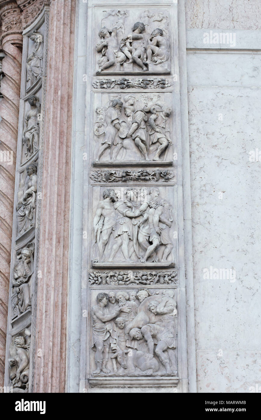 Histoire de Joseph et ses frères dépeints dans l'en soulage par Renaissance Italienne artistes Amico Aspertini, Giacomo Raibolini et Girolamo da Trevisio (1425) sur la porte droite de la Basilique de San Petronio (basilique San Petronio) à Piazza Maggiore à Bologne, Emilie-Romagne, Italie. Banque D'Images