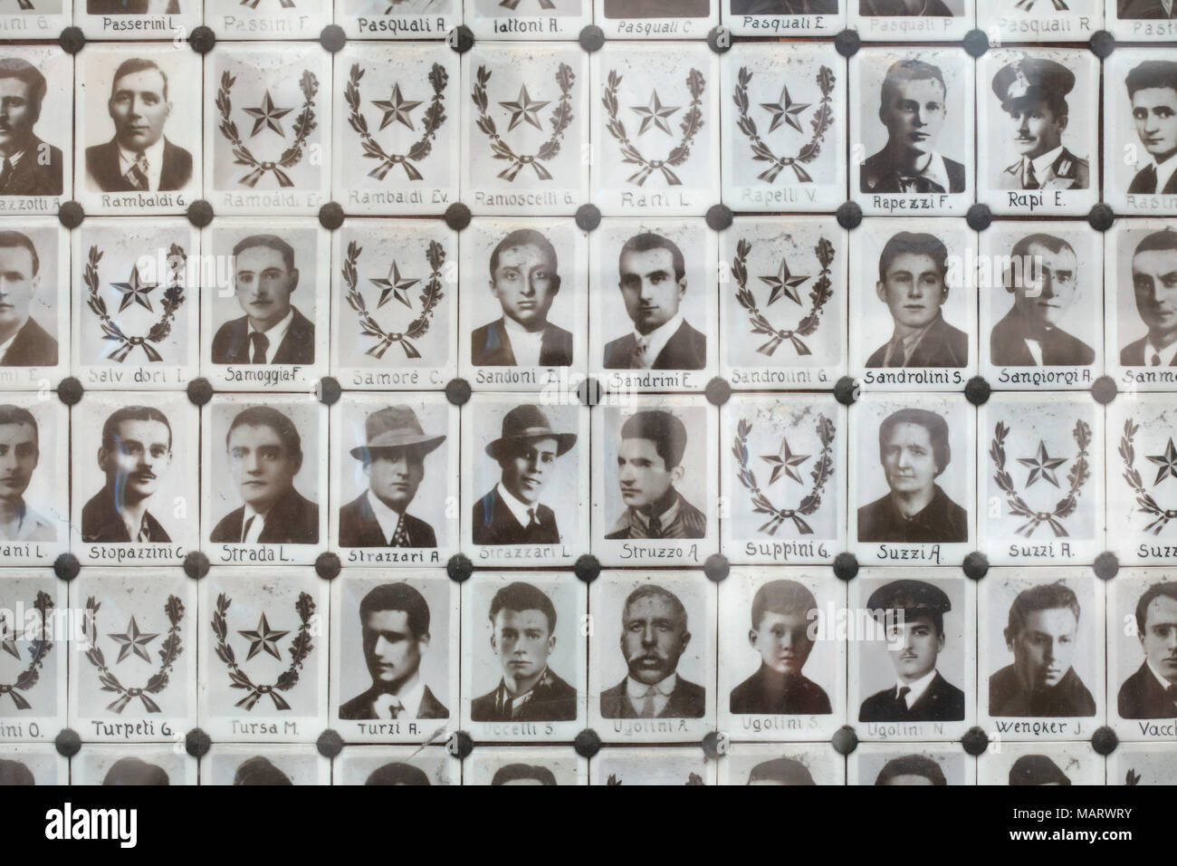 Mémorial pour les partisans italiens tombés lors de la Seconde Guerre mondiale, sur la Piazza del Nettuno en Bologne, Emilie-Romagne, Italie. Banque D'Images