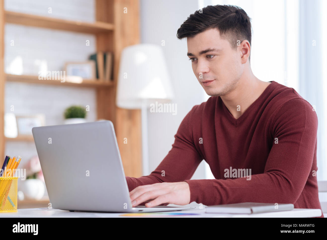 Proposition de vérification indépendant masculin concentré Banque D'Images