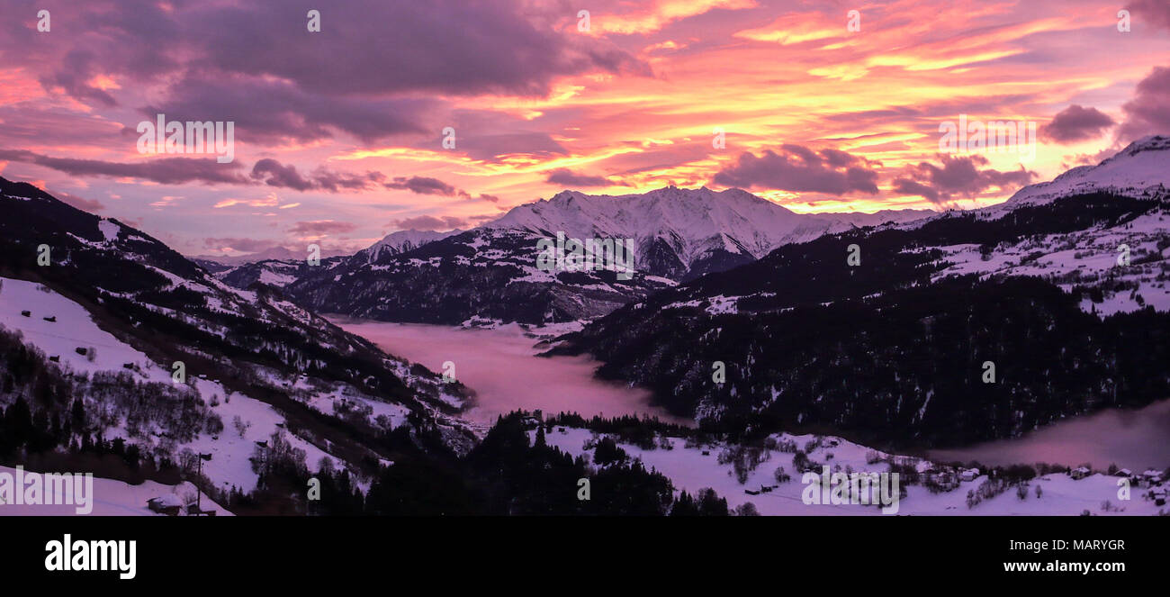 Colorés et majestueux coucher de soleil sur un paysage de montagne d'hiver dans les Alpes Banque D'Images
