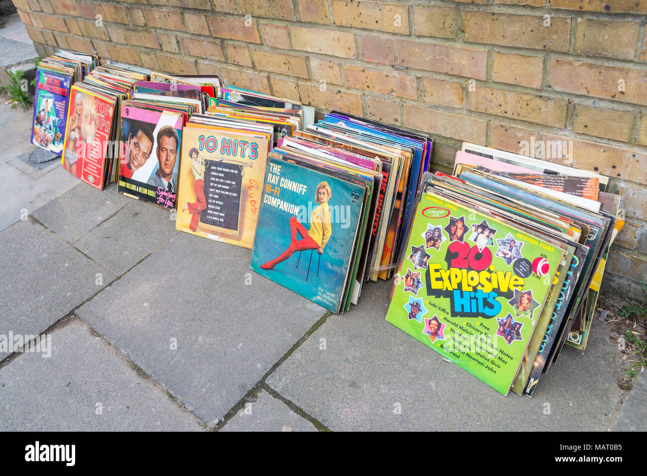 Vieux disques vinyle laissés dehors dans la rue pour les gens à s'aider eux-mêmes, au Royaume-Uni, Londres Banque D'Images