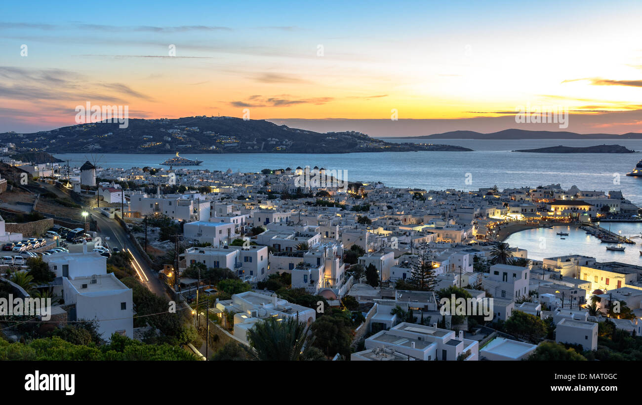 La ville de Mykonos vu de dessus au crépuscule Banque D'Images La ville de Mykonos vu de dessus au crépuscule Banque D'Images