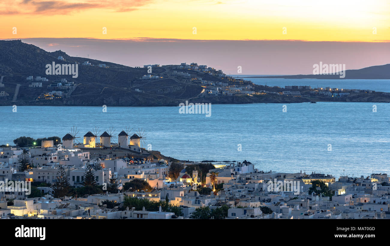 La ville de Mykonos vu de dessus au crépuscule Banque D'Images La ville de Mykonos vu de dessus au crépuscule Banque D'Images