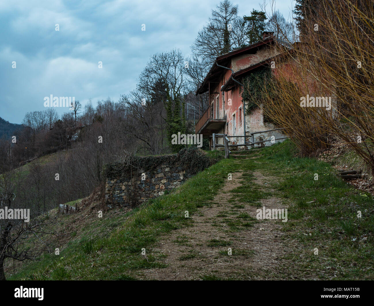 Vieille maison abandonnée près des bois. Route de campagne vers la petite ferme en ruines, dans la réserve naturelle. Burcina, Biella, Italie Banque D'Images