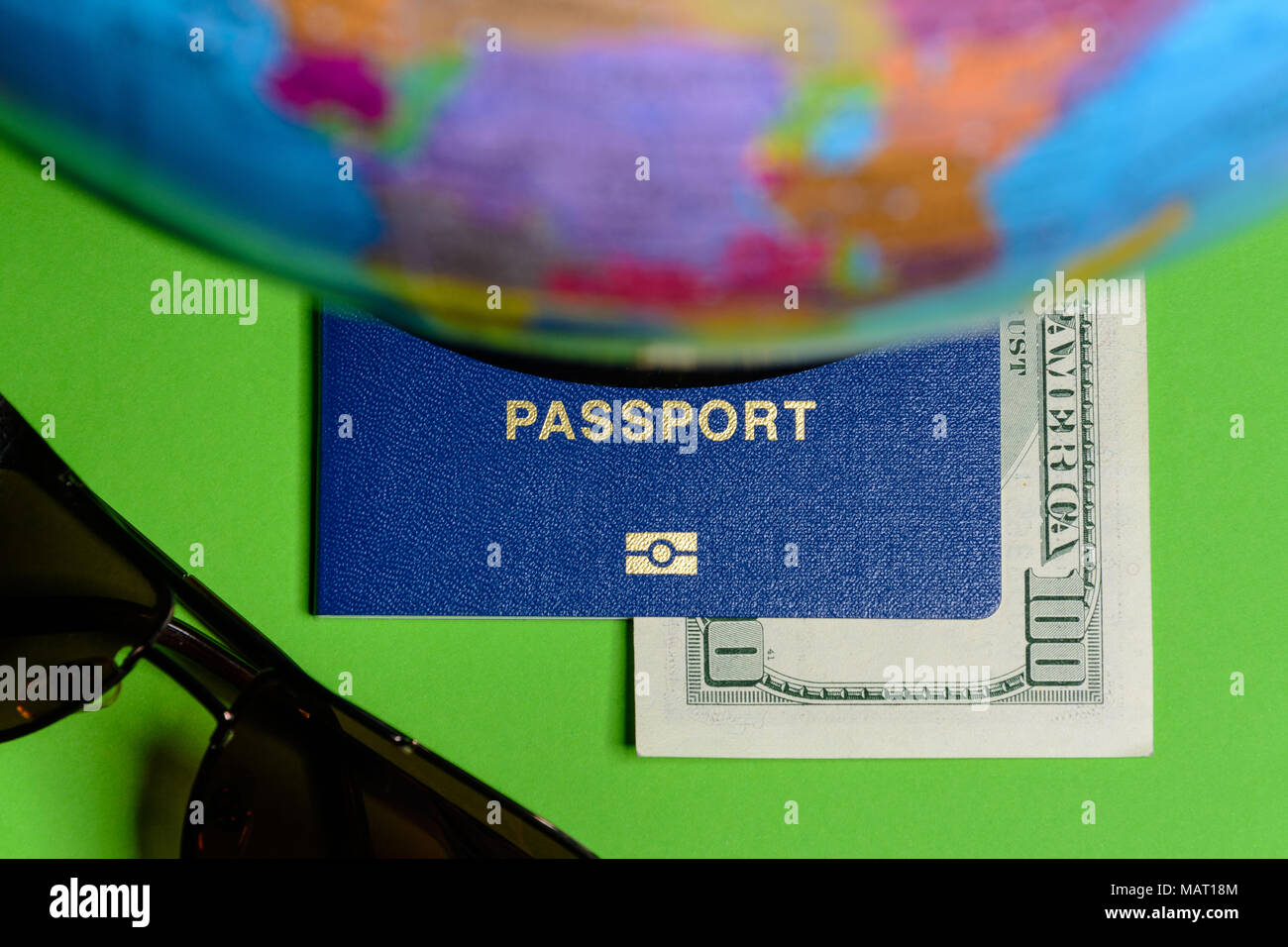 Cent dollars et d'un passeport sur un fond vert avec une carte du monde 2018 Banque D'Images