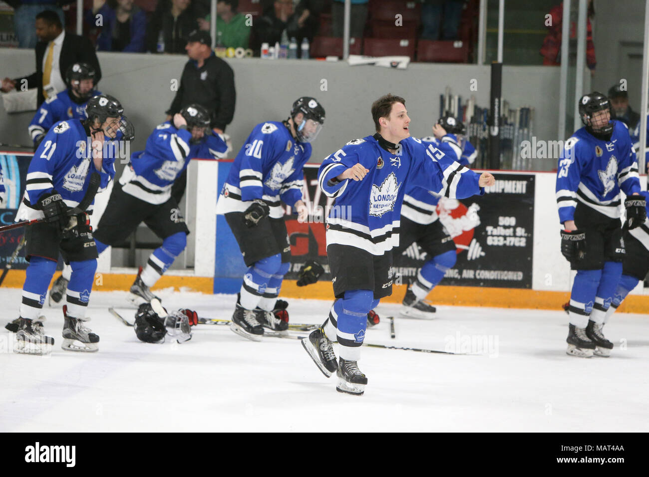 3 avril 2018, St Thomas, Ontario, Canada. Les ressortissants de Londres a balayé le St Thomas stars dans 4 jeux de suite dans le projet de loi Weir finale de conférence. Après 2 périodes les nationaux mènent 2-1 dans un match serré mais en troisième période Jack Webb ajouté le marqueur d'assurance et le London n'a jamais regardé en arrière avec une victoire 4-1. Cette année, il y a aussi 2 MVP des séries Branden Trottier(44) et David gardien Ovsjannikov(35) que les deux joueurs ont joué au dessus de leur niveau. Luc Durda/Alamy Live News Banque D'Images