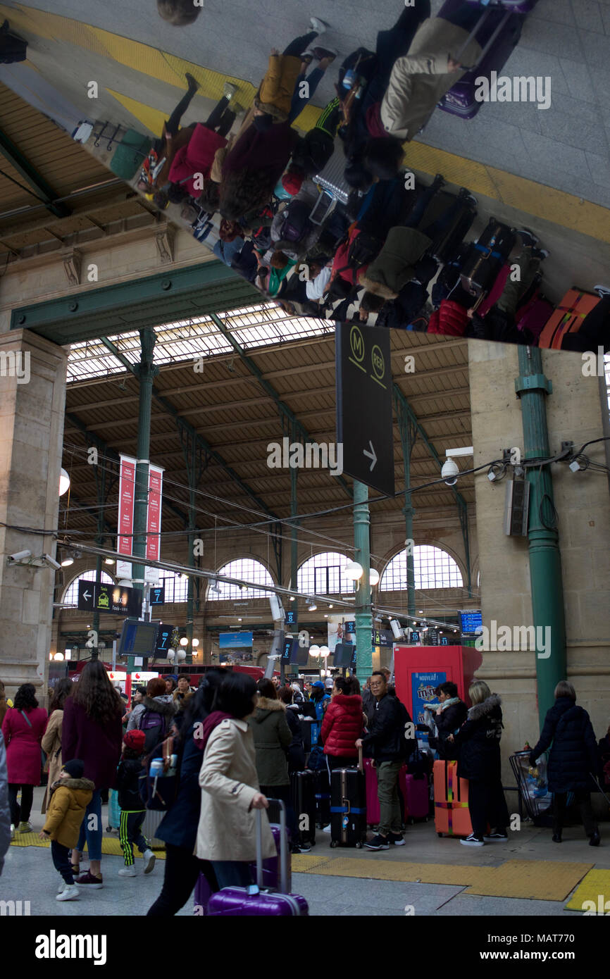 Paris, France, 3 avril 2018. Passagers attendent après leur train est annulé en raison de la grève des travailleurs du rail, Gare du Nord. Crédit : Jane Burke/Alamy Live News Banque D'Images