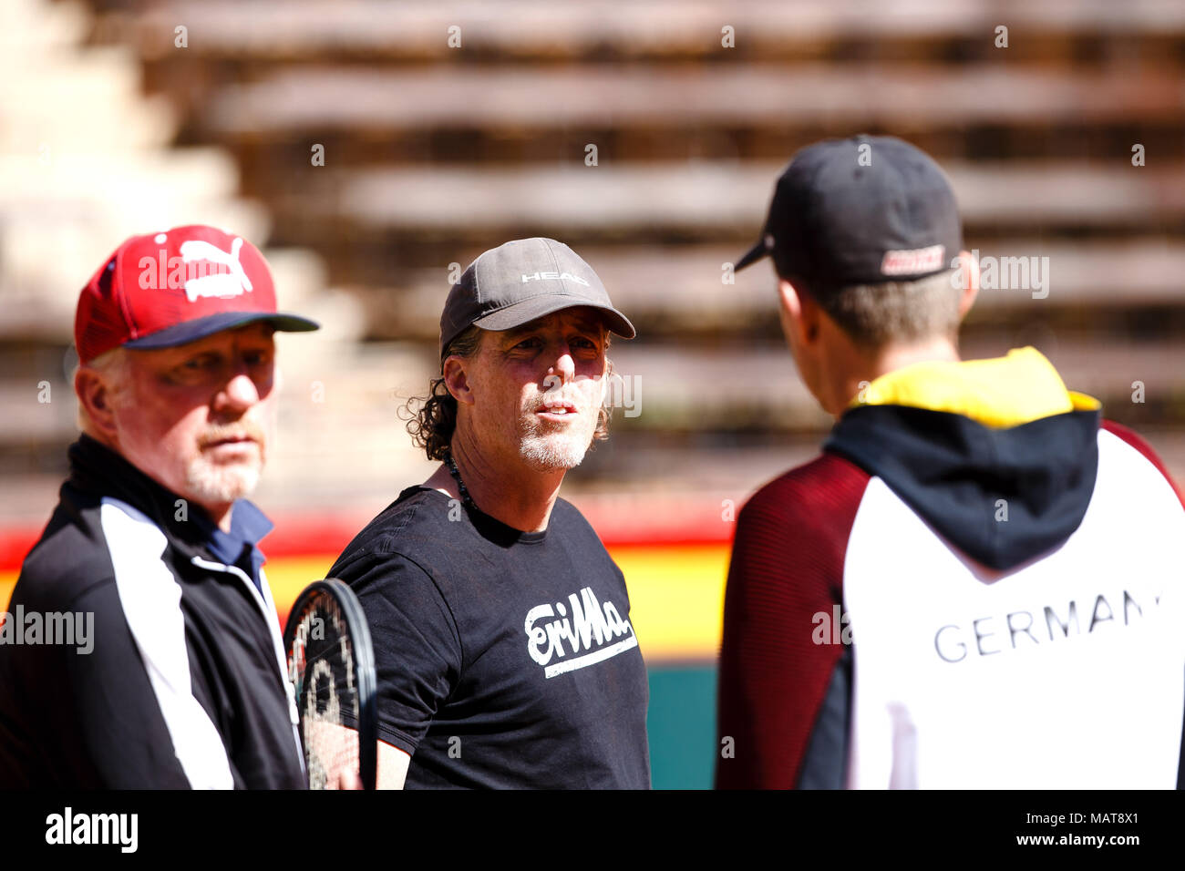 Valence, Espagne. 4 avril, 2018. Le chef de l'Allemagne du tennis masculin, Boris Becker (l), au cours de match quart de la Coupe Davis entre l'Espagne et l'Allemagne à la Plaza de Torros. Crédit : Frank Molter/Alamy Live News Banque D'Images