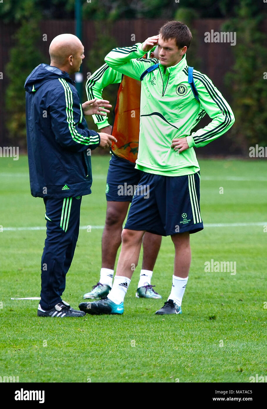 Fichier : 4 Avril, 2018 : Ray Wilkins disparaît. Photo prise : Cobham, Royaume-Uni. Sep 29, 2010. Ray Wilkins encourage un jeune Josh McCreachan au cours de l'entraînement à Cobham avant le deuxième tour de la LIGUE DES CHAMPIONS contre le FC MARSEILLE Sept 2010 Credit : Motofoto/Alamy Live News Banque D'Images