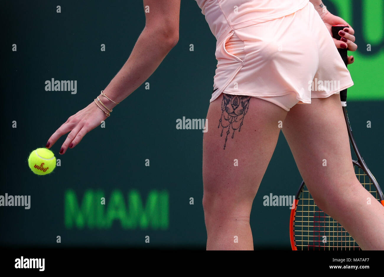 Key Biscayne, Floride, USA. Mar 28, 2018. Elina Svitolina de Lukraine dribble la balle pour servir contre Jelena Ostapenko de Lettonie, comme son nouveau tatouage est visible sur sa cuisse, au cours d'un quart de finale à l'Open de Miami 2018 présenté par le tournoi de tennis professionnel Itau, joué au Tennis Center de Crandon Park à Key Biscayne, en Floride, aux États-Unis. Mario Houben/CSM/Alamy Live News Banque D'Images