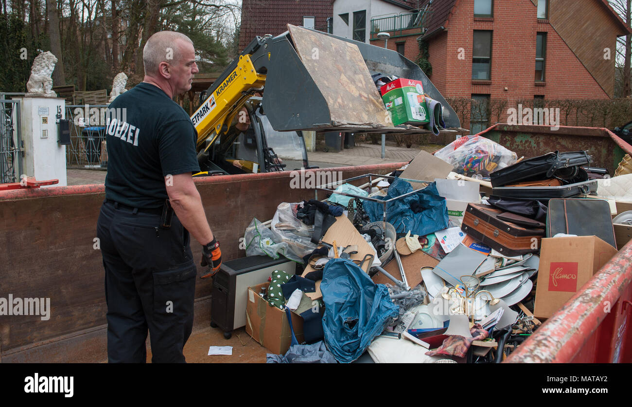 Lüneburg, Allemagne. 4ème apr 2018. La police utilise un chargeur sur roues de vider les articles de maison à partir d'un morceau de terre dans un récipient. Sur l'ancienne propriété d'un soupçonné d'être un tueur en série dans la région de Lunebourg, la police est à la recherche de preuves d'autres crimes. Le travail a commencé mercredi et est susceptible de durer plusieurs jours, a déclaré un porte-parole de la police. Photo : Philipp Schulze/dpa dpa : Crédit photo alliance/Alamy Live News Banque D'Images