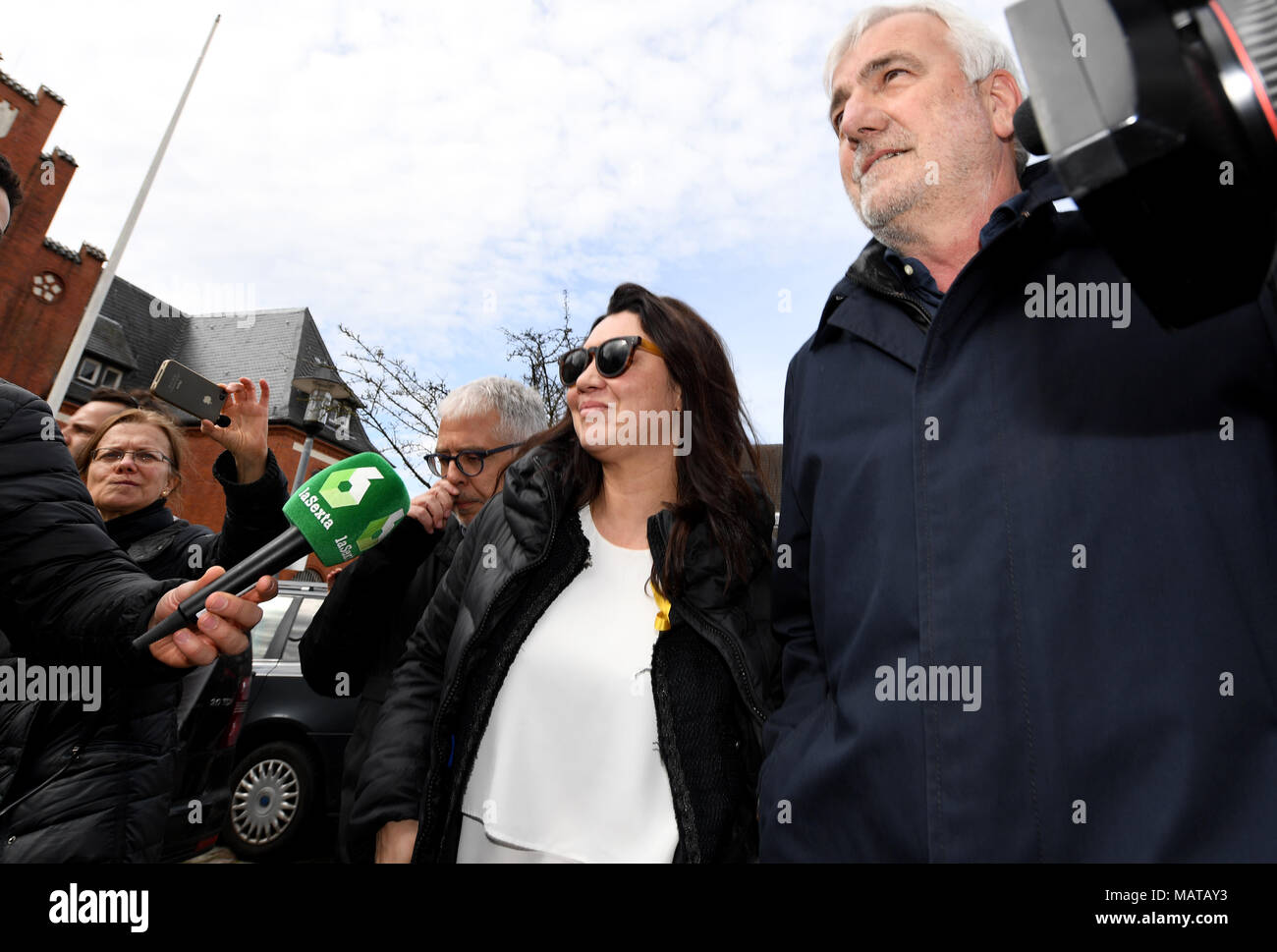 04 avril 2018, l'Allemagne, Neumünster : Marcela Topor, épouse de l'ancien Président régional catalan Carles Puigdemont, rend visite à son mari à l'établissement correctionnel où il est détenu depuis la fin de mars. Businessman Josep Maria Matamala l'accompagne. Photo : Carsten Rehder/dpa Banque D'Images