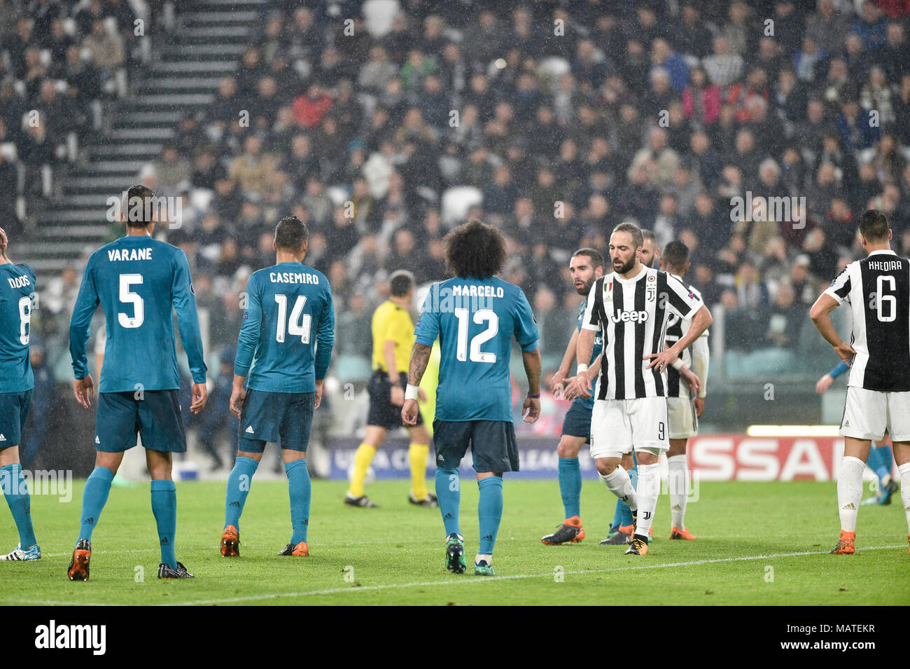 Turin, Italie. 3ème apr 2018. Raphaël Varane (Real Madrid Club de fútbol), Casemiro (Real Madrid Club de fútbol), Marcelo (Real Madrid Club de fútbol), Sami Khedira (Juventus), Gonzalo Higuain (Juventus), au cours de la Ligue des Champions quarts de finale 1ère manche match de football entre la Juventus et le Real Madrid CF à Allianz Stadium le 03 avril 2018 à Turin, Italie. Crédit : Antonio Polia/Alamy Live News Banque D'Images