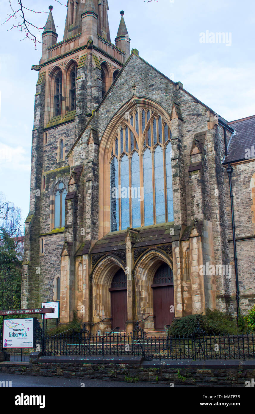 L'impressionnante église presbytérienne Fisherwick sur le Malone Road à Belfast en Irlande du Nord sur une soirée de printemps humide et frais Banque D'Images