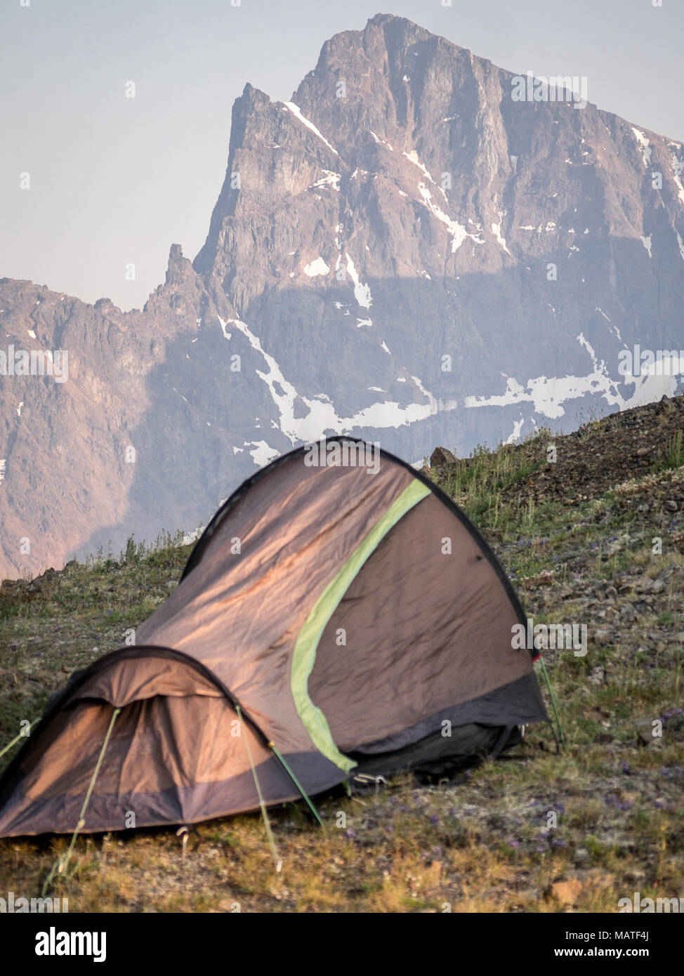 Petite tente et un camping de montagne/alpin dans les montagnes côtières de la Colombie-Britannique (Canada). Majestueux pic de montagne dans l'arrière-plan. Banque D'Images