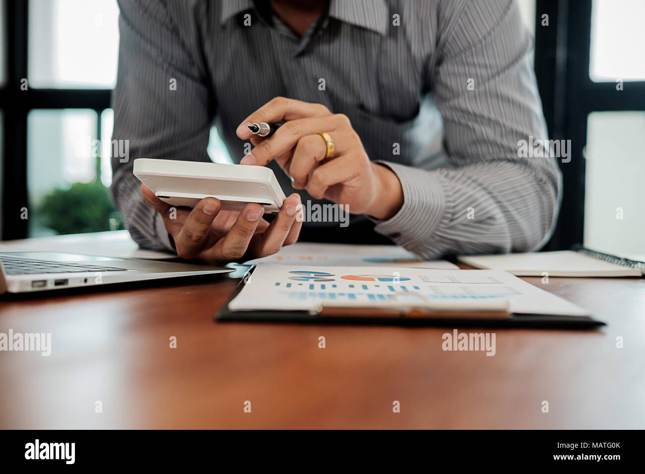 L'homme d'affaires de l'inspecteur de l'administrateur financier et secrétaire de faire le calcul du rapport d'équilibre. Internal Revenue Service contrôle de document. Conc Audit Banque D'Images
