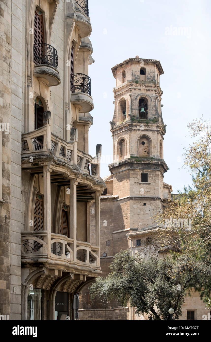 Majorque, Palma de Majorque, Plaça Mercat, Doppelhaus pouvez Casasayas, 1908-1911 von Francesc Roca erbaut im Modernisme-Stil, im Hintergrund Turm von Sa Banque D'Images